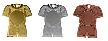 Gold-, Silber- und Bronzemedaillen in Form von Sportuniformen, jede mit einem leeren runden Feld in der Mitte zum Gravieren. Diese exquisiten Trikot-Medaillen Chemnitz 61 mm PK79326g-E25 eignen sich perfekt zur Würdigung außergewöhnlicher Leistungen.
